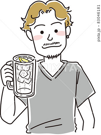 チューハイを持った無精髭の男性 83046181