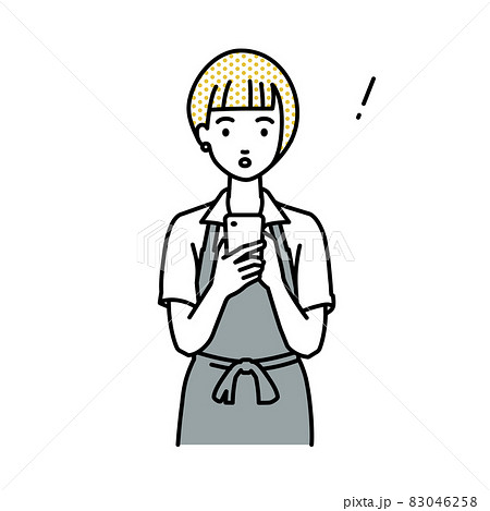 立ってスマートフォンを操作して何かに気づいて驚いたカフェ店員の女性 83046258