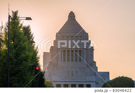 日本の東京都市景観 衆院解散。争点はコロナ対策とバラマキ。赤信号…逆光の国会を望む＝10月14日 83046422
