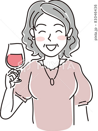 赤ワイングラス持ってニコニコな妙齢女性 83046436