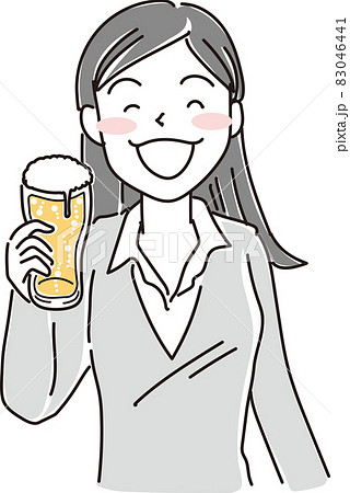 グラスビール持ってニコニコな若いOL風女性 83046441