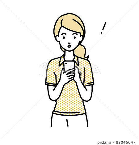 立ってスマートフォンを操作して何かに気づいて驚いたポロシャツの女性 83046647