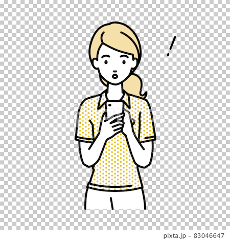 立ってスマートフォンを操作して何かに気づいて驚いたポロシャツの女性 83046647