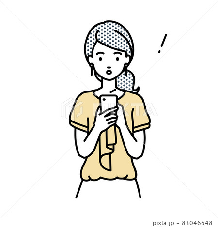 立ってスマートフォンを操作して何かに気づいて驚いたオフィスカジュアルの女性 83046648