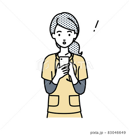 立ってスマートフォンを操作して何かに気づいて驚いた看護師の女性 83046649