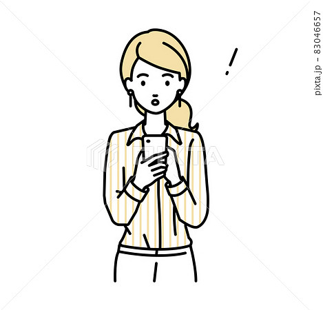 立ってスマートフォンを操作して何かに気づいて驚いたブラウスの女性 83046657