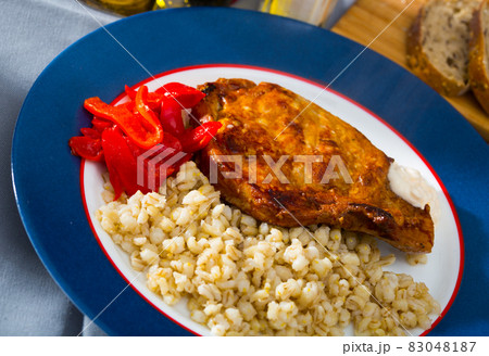 Beef steak with pearl barley 83048187