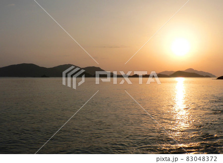 元日に撮った日本海の地平線から見える初日の出のご来光 元日に撮った日本海の地平線から見える初日の出のご来光 83048372