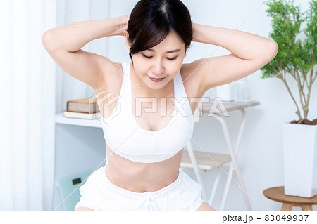 筋トレする女性 筋トレする女性 83049907