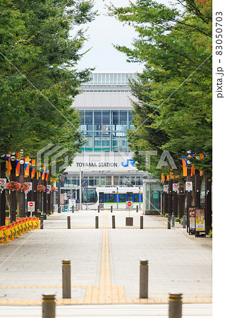JR富山駅とサントラムの風景 83050703