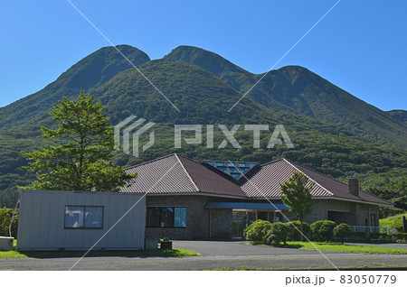 長者原ビジターセンターと三俣山・指山 長者原ビジターセンターと三俣山・指山 83050779