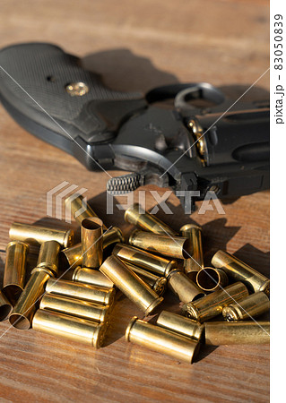 拳銃と空薬莢のイメージ 83050839