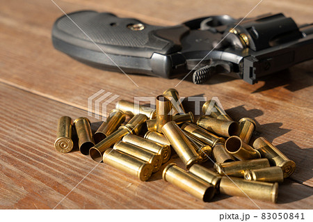 拳銃と空薬莢のイメージ 83050841