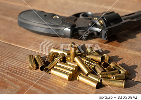 拳銃と空薬莢のイメージ 拳銃と空薬莢のイメージ 83050842