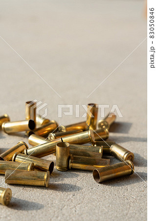 拳銃と空薬莢のイメージ 83050846