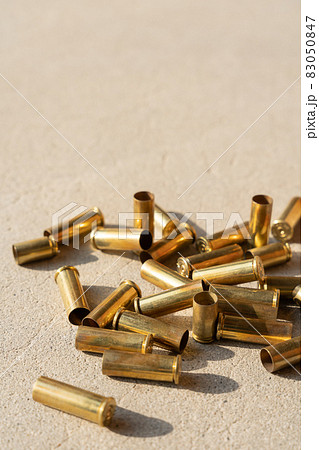 拳銃と空薬莢のイメージ 83050847