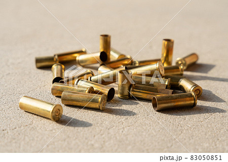 拳銃と空薬莢のイメージ 83050851