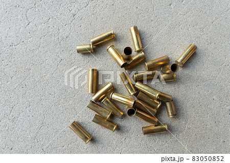 拳銃と空薬莢のイメージ 83050852
