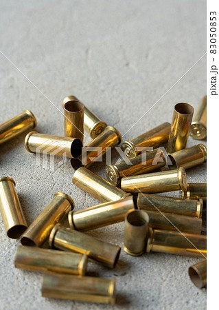 拳銃と空薬莢のイメージ 83050853