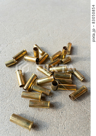 拳銃と空薬莢のイメージ 拳銃と空薬莢のイメージ 83050854