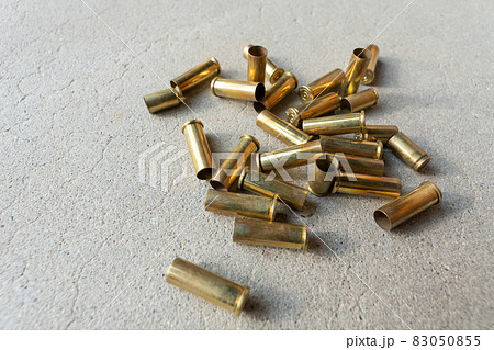 拳銃と空薬莢のイメージ 83050855