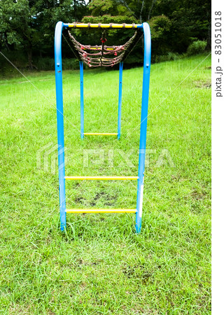 山あいにある無人の公園 山あいにある無人の公園 83051018