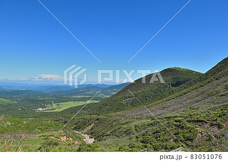 三俣山登山「硫黄山道路から望む指山と長者原」 三俣山登山「硫黄山道路から望む指山と長者原」 83051076