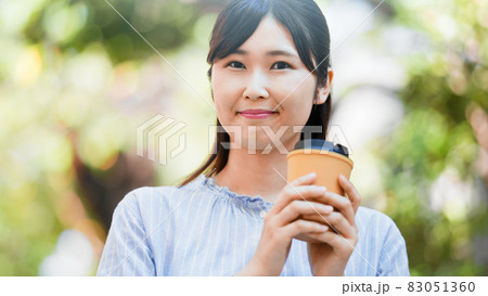 ドリンクカップを持つ女性 ドリンクカップを持つ女性 83051360