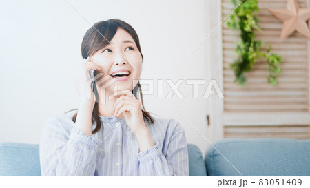 電話で話をする女性 83051409