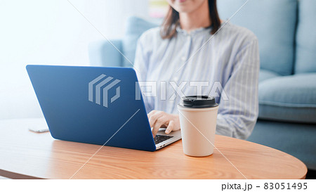 ノートパソコンを使う女性	 83051495