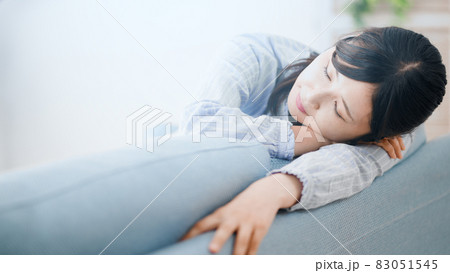 ソファーで昼寝をする女性　イメージ 83051545
