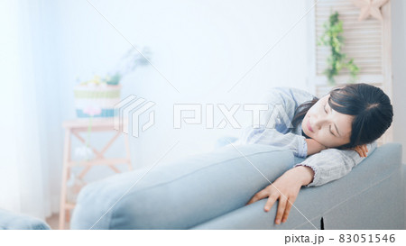ソファーで昼寝をする女性 イメージ ソファーで昼寝をする女性 イメージ 83051546