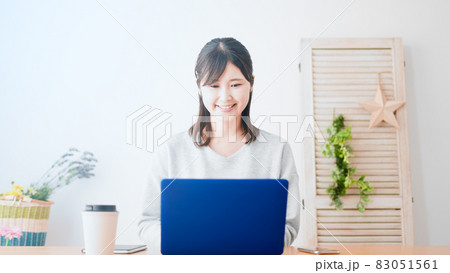 ノートパソコンを使う女性 イメージ ノートパソコンを使う女性 イメージ 83051561