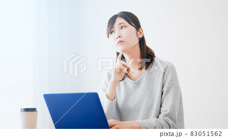 ノートパソコンを使う女性 イメージ ノートパソコンを使う女性 イメージ 83051562