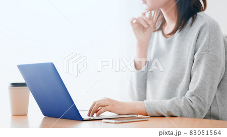 ノートパソコンを使う女性　イメージ	 83051564