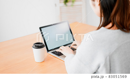 ノートパソコンを使う女性 83051569