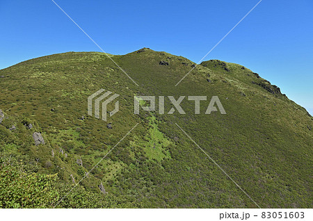 三俣山登山「登山道から望む三俣山本峰と南峰」 83051603