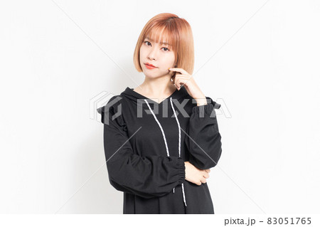 考え事をしている若い女性 考え事をしている若い女性 83051765