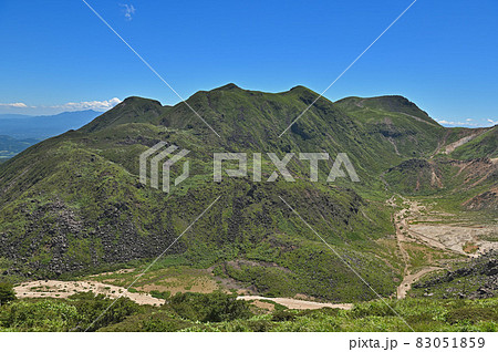 三俣山登山「登山道から望む白口岳・中岳・久住山」 83051859