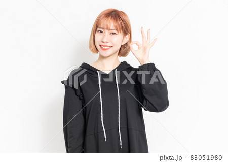 OKのジェスチャーをする若い女性 OKのジェスチャーをする若い女性 83051980
