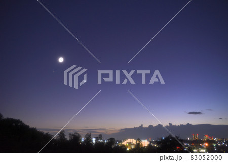 月と金星と街明かり 月と金星と街明かり 83052000