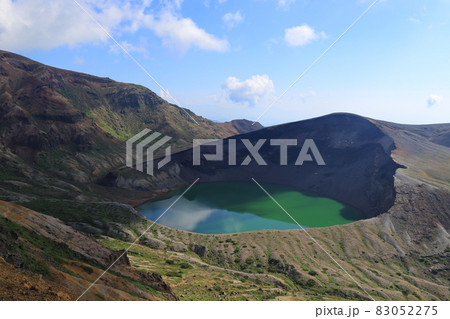 蔵王山と蔵王の御釜 83052275