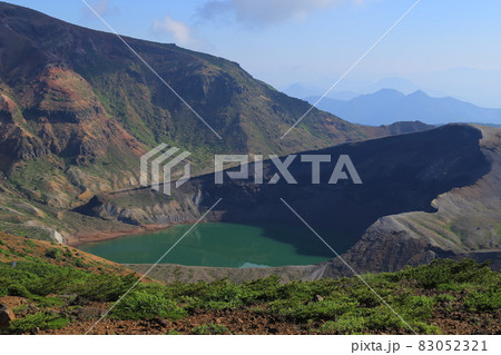 蔵王山と蔵王の御釜 蔵王山と蔵王の御釜 83052321