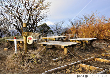 朝の丹沢山地 二ノ塔山頂より富士山を望む 朝の丹沢山地 二ノ塔山頂より富士山を望む 83052506