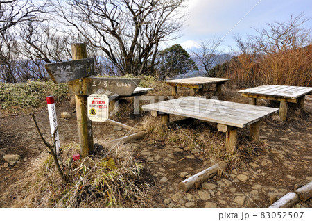 朝の丹沢山地 二ノ塔山頂より富士山を望む 朝の丹沢山地 二ノ塔山頂より富士山を望む 83052507