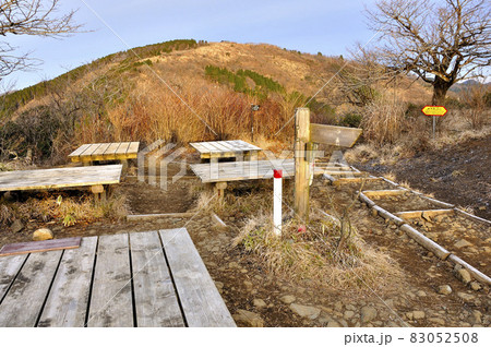 朝の丹沢山地 二ノ塔山頂より三ノ塔を望む 朝の丹沢山地 二ノ塔山頂より三ノ塔を望む 83052508