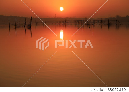 印旛沼と日の出の風景 印旛沼と日の出の風景 83052830