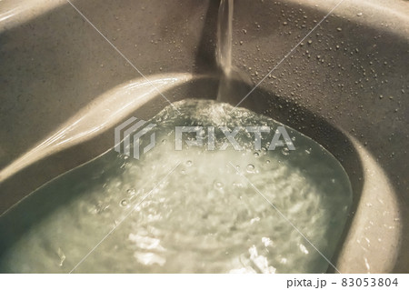 湯船にお湯を張る【日常風景】 83053804