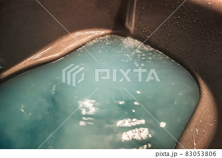 湯船にお湯を張る【日常風景】青い入浴剤入り 湯船にお湯を張る【日常風景】青い入浴剤入り 83053806