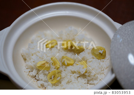 土鍋で炊いた栗ご飯 混ぜた後 土鍋で炊いた栗ご飯 混ぜた後 83053953